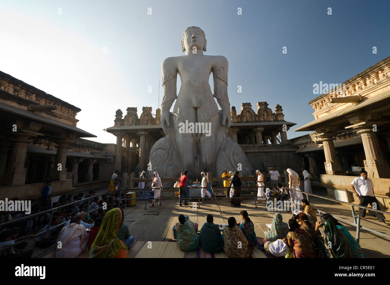Statue von Lord Gomateshwara, der höchste monolithische Statue der Welt gewidmet Lord Bahubali, geschnitzt aus einem einzigen Stockfoto
