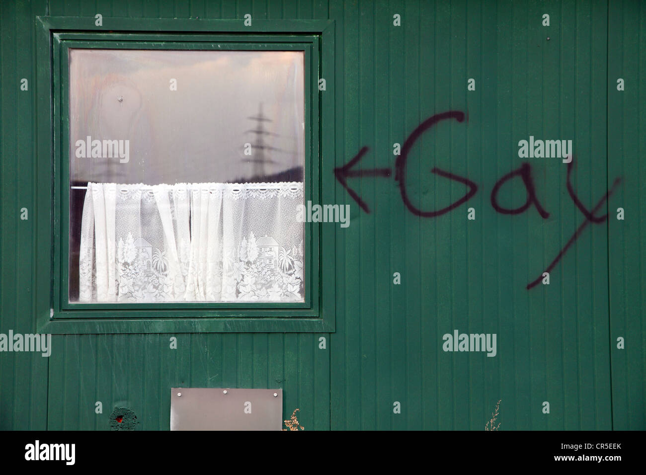 Gay-Gay Graffiti auf einem Anhänger, einem ehemaligen Anhänger. Herten, Nordrhein-Westfalen, Deutschland, Europa. Stockfoto