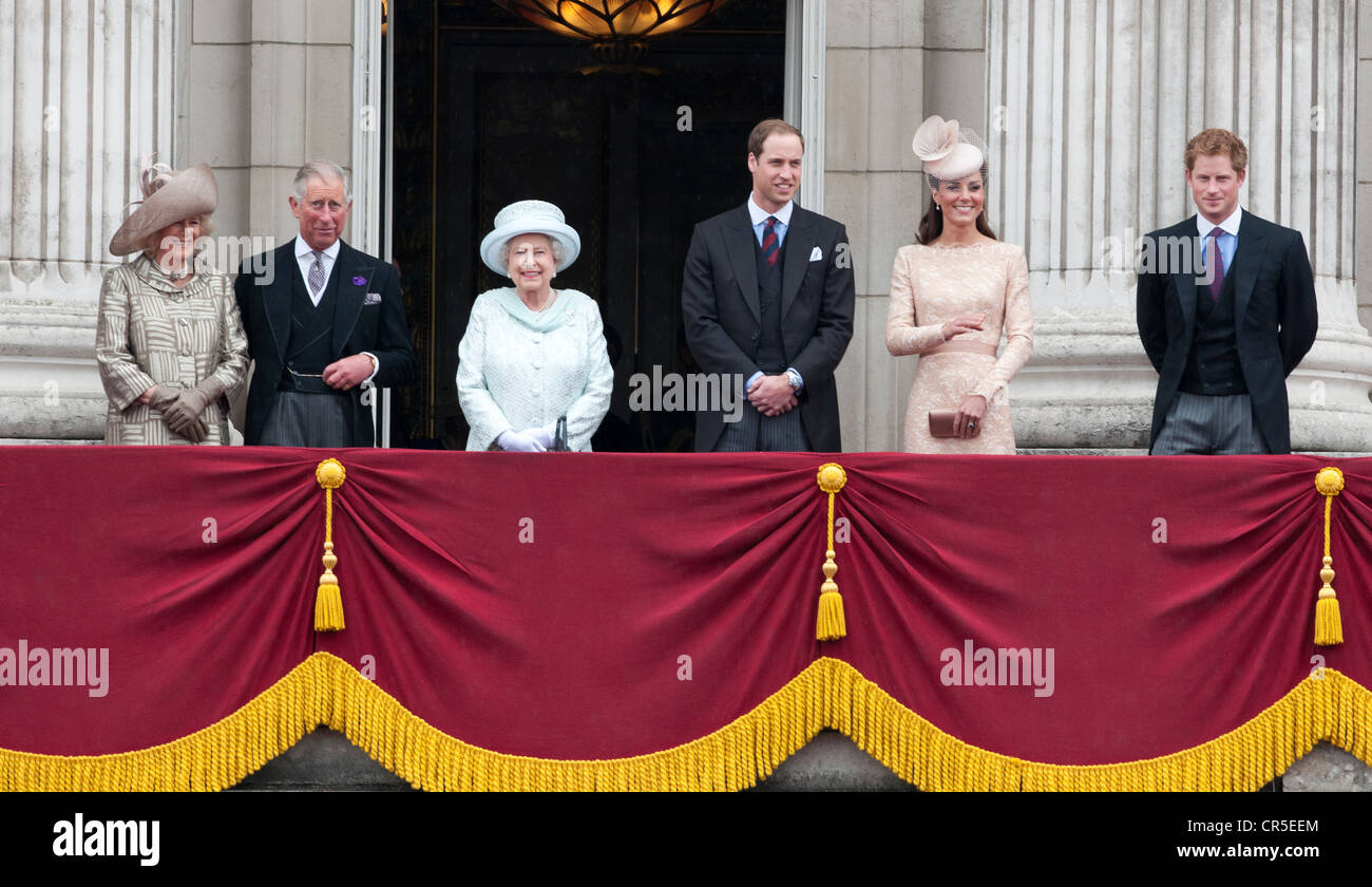 Die britische Königsfamilie auf dem Balkon des Buckingham Palace, H M Königin Elizabeth II Diamond Jubilee Feste zu feiern, Stockfoto