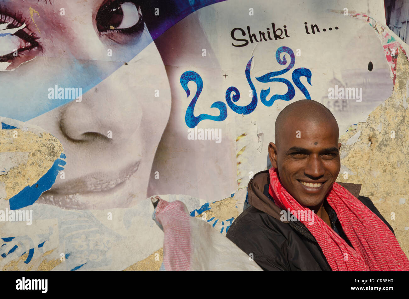 Fruitseller lächelnd vor einem alten Kino-Plakat, Mysore, Karnataka, Indien, Asien Stockfoto