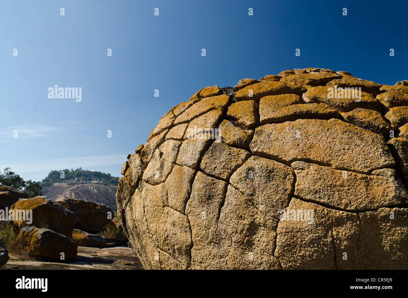 Indragiri Hügel, ein wichtiger Wallfahrtsort für Jains, wie gesehen von Chandragiri Hill, Sravanabelagola, Karnataka, Indien, Asien Stockfoto