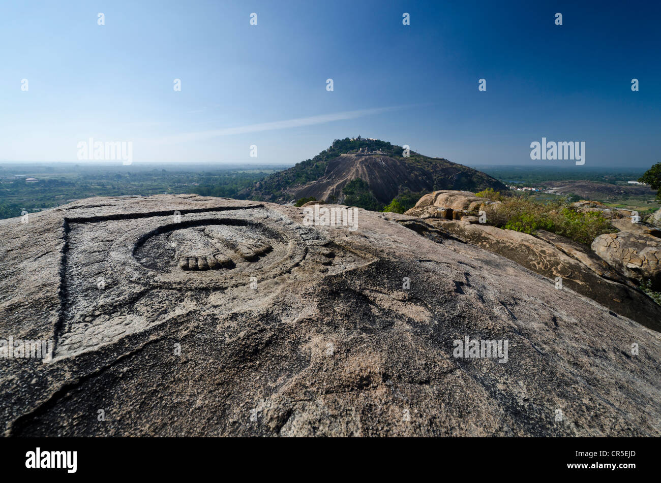 Indragiri Hügel, ein wichtiger Wallfahrtsort für Jains, wie gesehen von Chandragiri Hill, Sravanabelagola, Karnataka, Indien, Asien Stockfoto