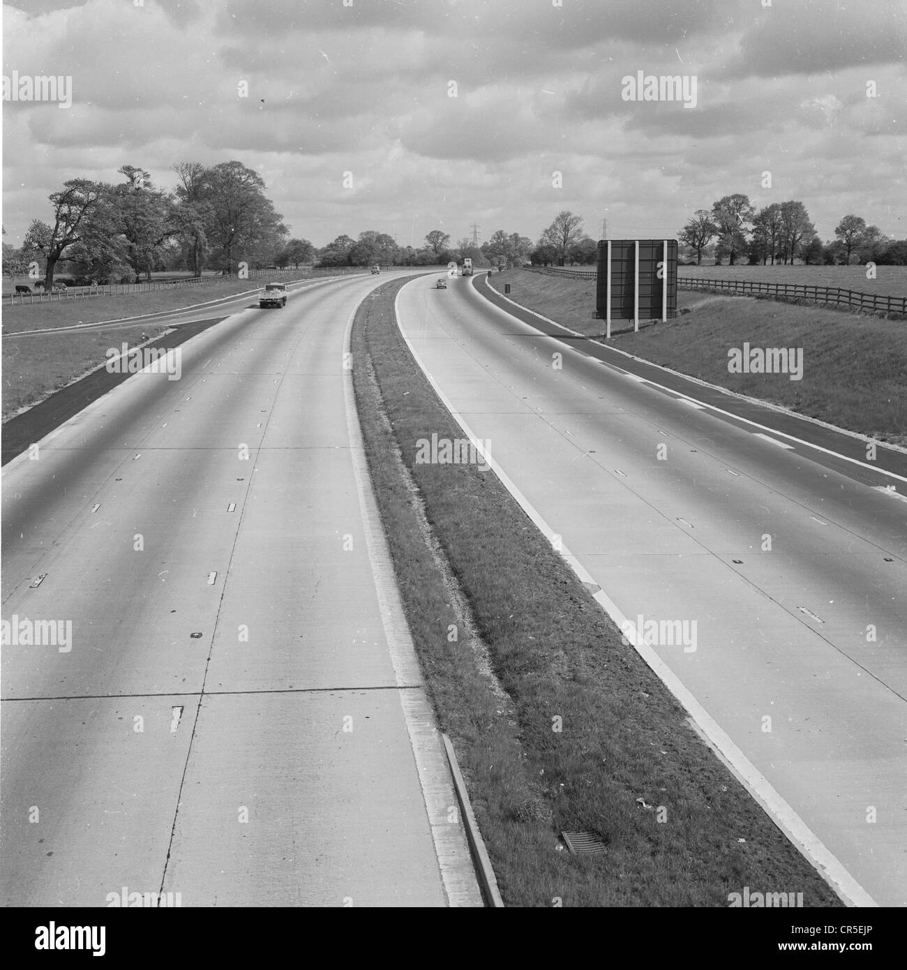 England, 1950er Jahre. Zeigt einen Abschnitt der neu eröffneten aber verlassenen Autobahn M1. Beachten Sie, keine mittleren Leitplanken und kein Verkehr! Stockfoto