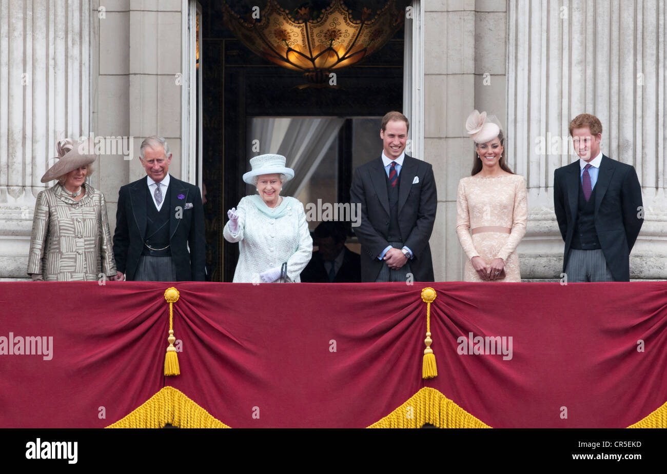 Die britische Königsfamilie auf dem Balkon des Buckingham Palace, H M Königin Elizabeth II Diamond Jubilee Feste zu feiern, Stockfoto