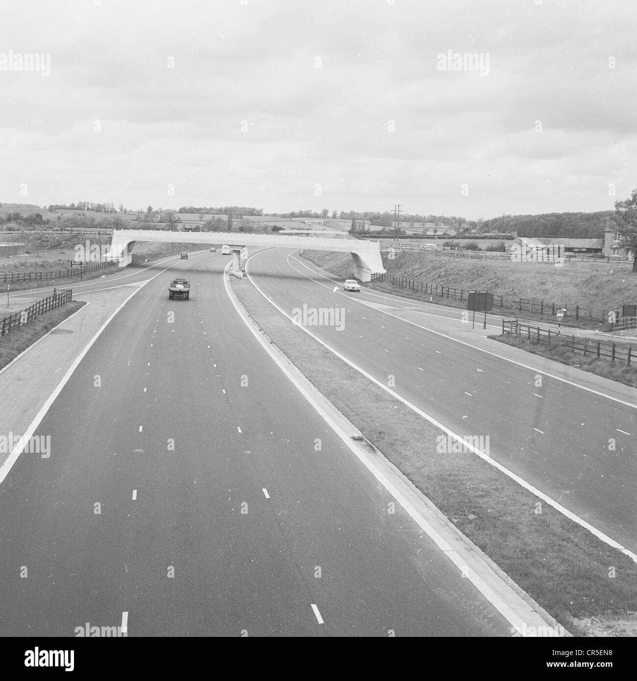 England, 1950er Jahre. Foto von J Allan Cash zeigt die neu eröffnete aber fast menschenleere Autobahn M1. Stockfoto