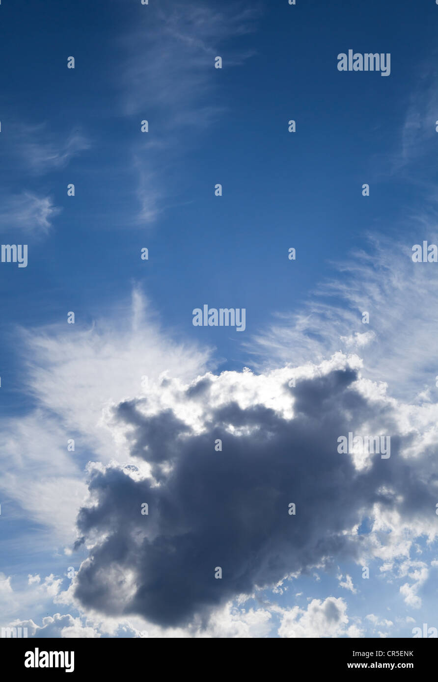 Tiefblauer Himmel und Wolken Stockfoto