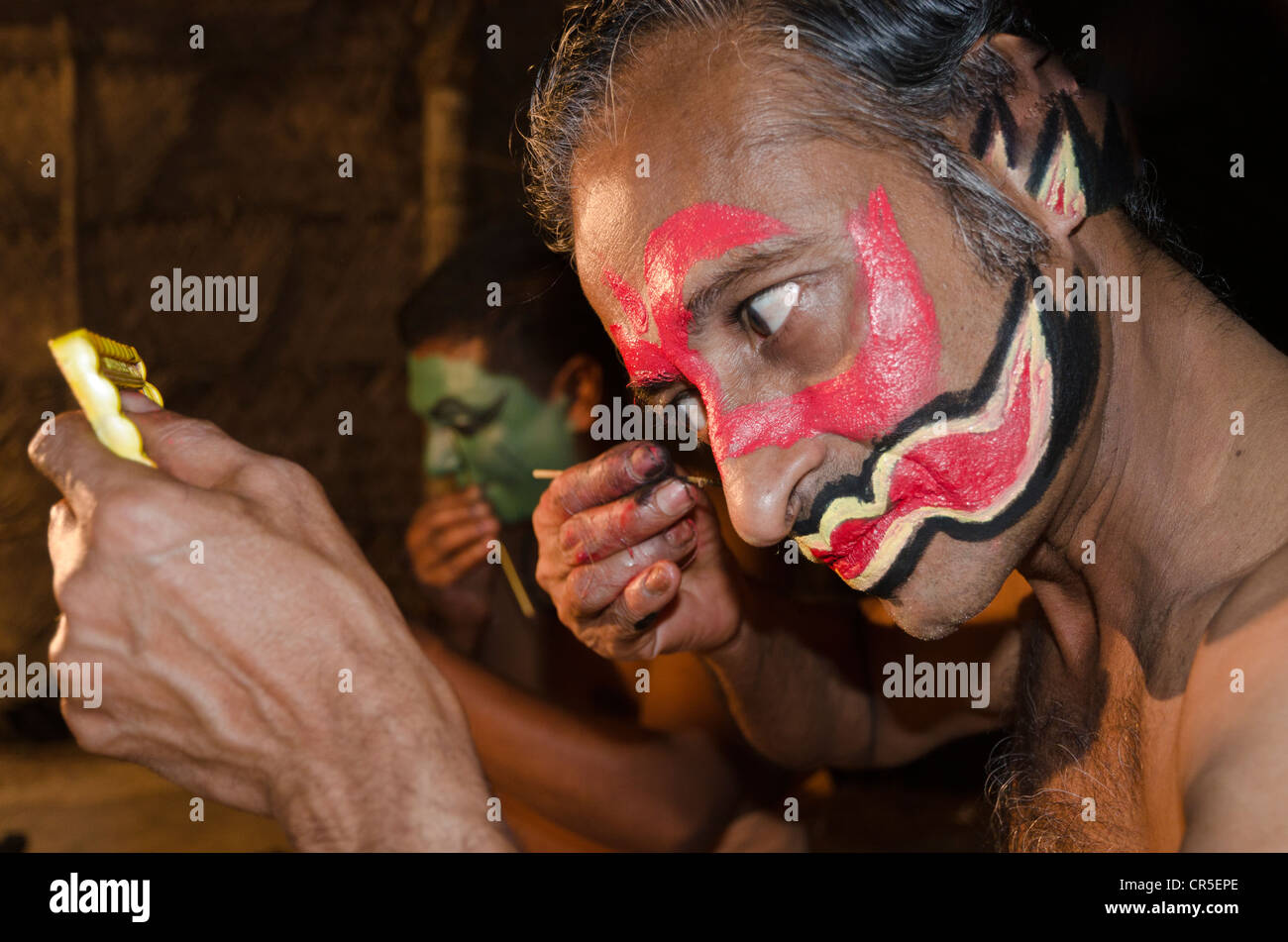 Die Zusammensetzung der eine Kathakali Tänzer angewendet wird, Perattil, Kerala, Indien, Asien Stockfoto