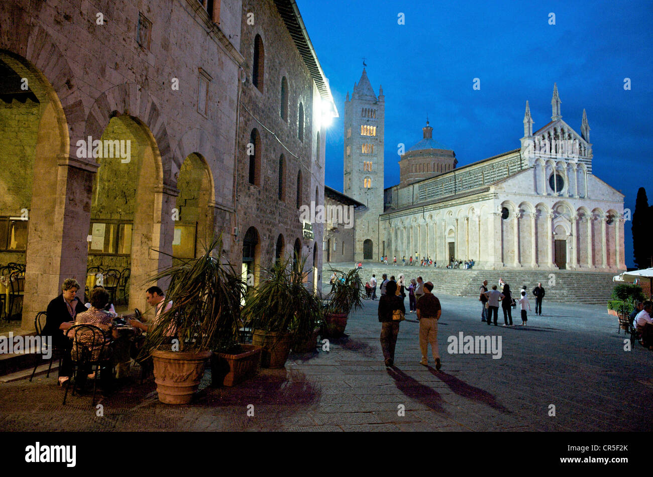 Italien, Toskana, La Maremma, Massa Marittima, Piazza Garibaldi mit Dom Stockfoto