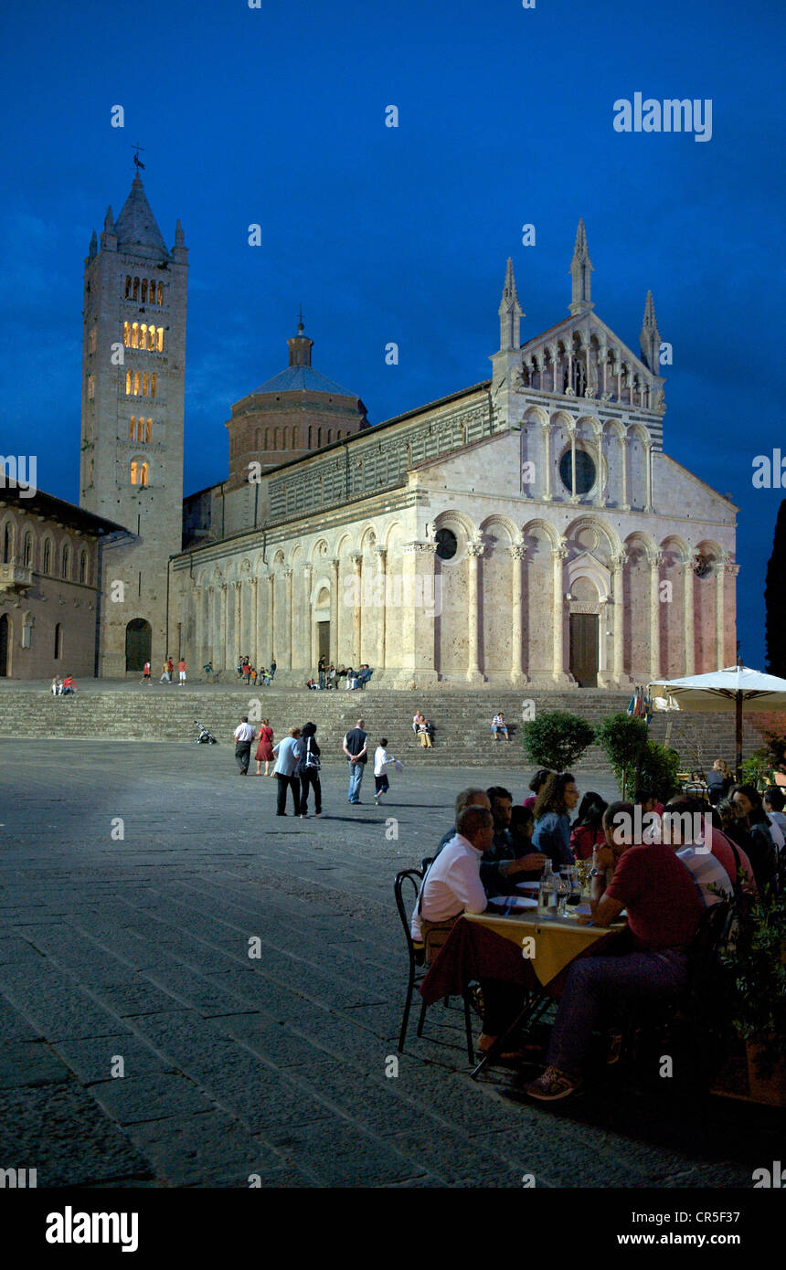 Italien, Toskana, La Maremma, Massa Marittima, Piazza Garibaldi mit Dom Stockfoto