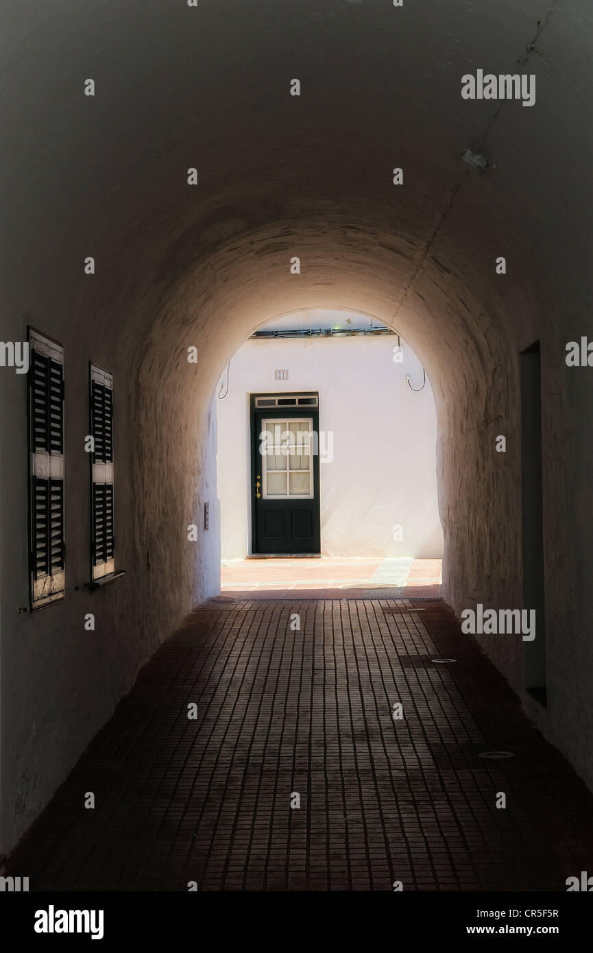 dunklen Durchgang zu einem Haus Tür es Mercadel Menorca Spanien Stockfoto