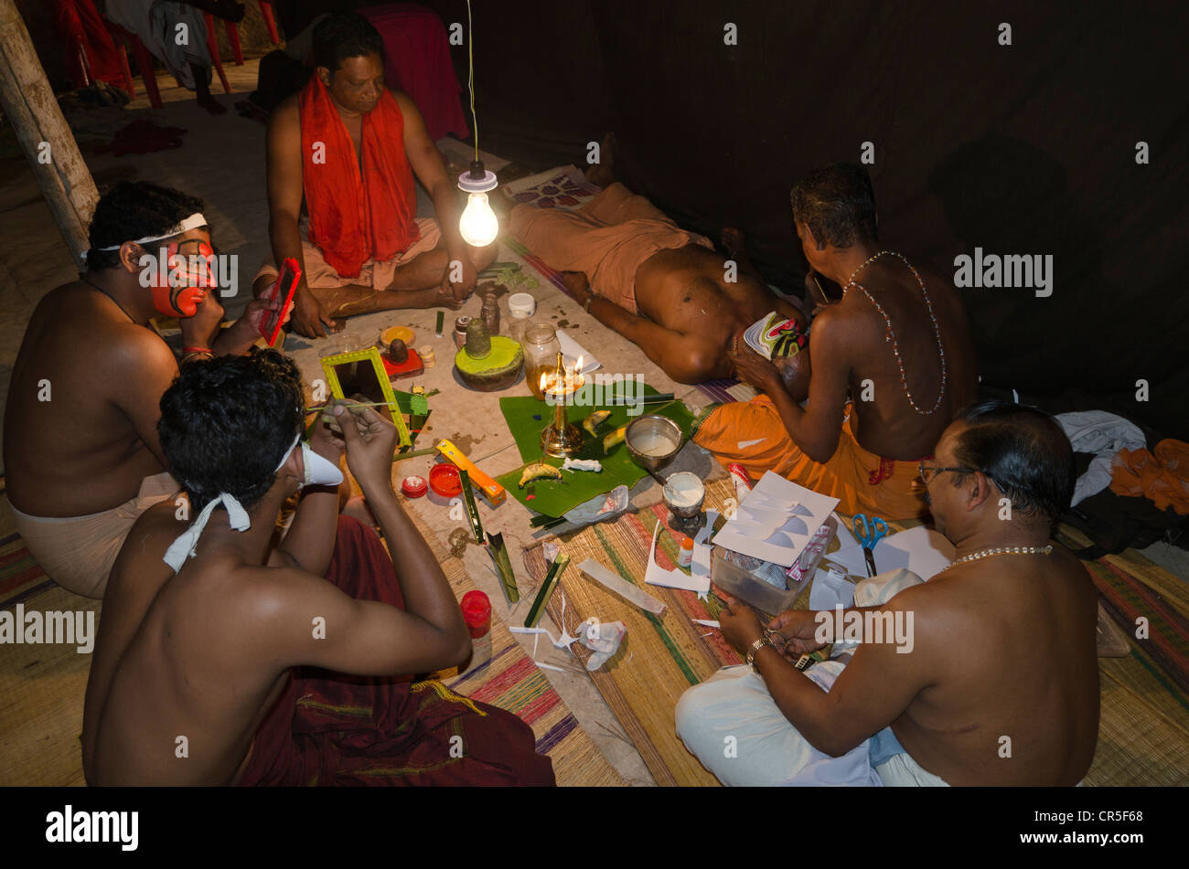 Spirituelle Zeremonie von Schminken des Kathakali Tänzer, Perattil, Kerala, Indien, Asien Stockfoto