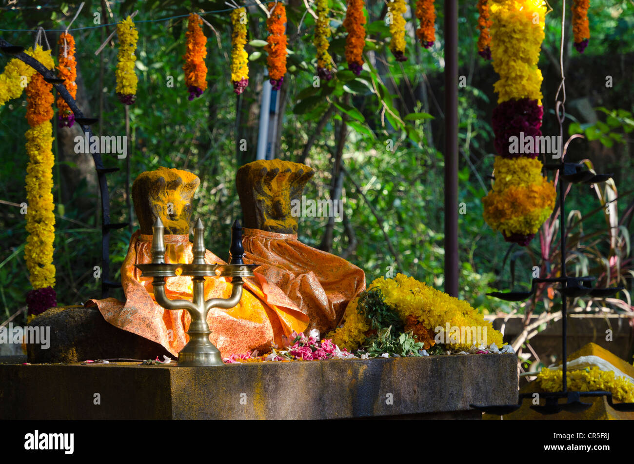 Kolornagerkavu-Mandir, ein kleiner Tempel versteckt im Wald in der Nähe von Perratil, neben Varkala, Kerala, Indien, Asien Stockfoto