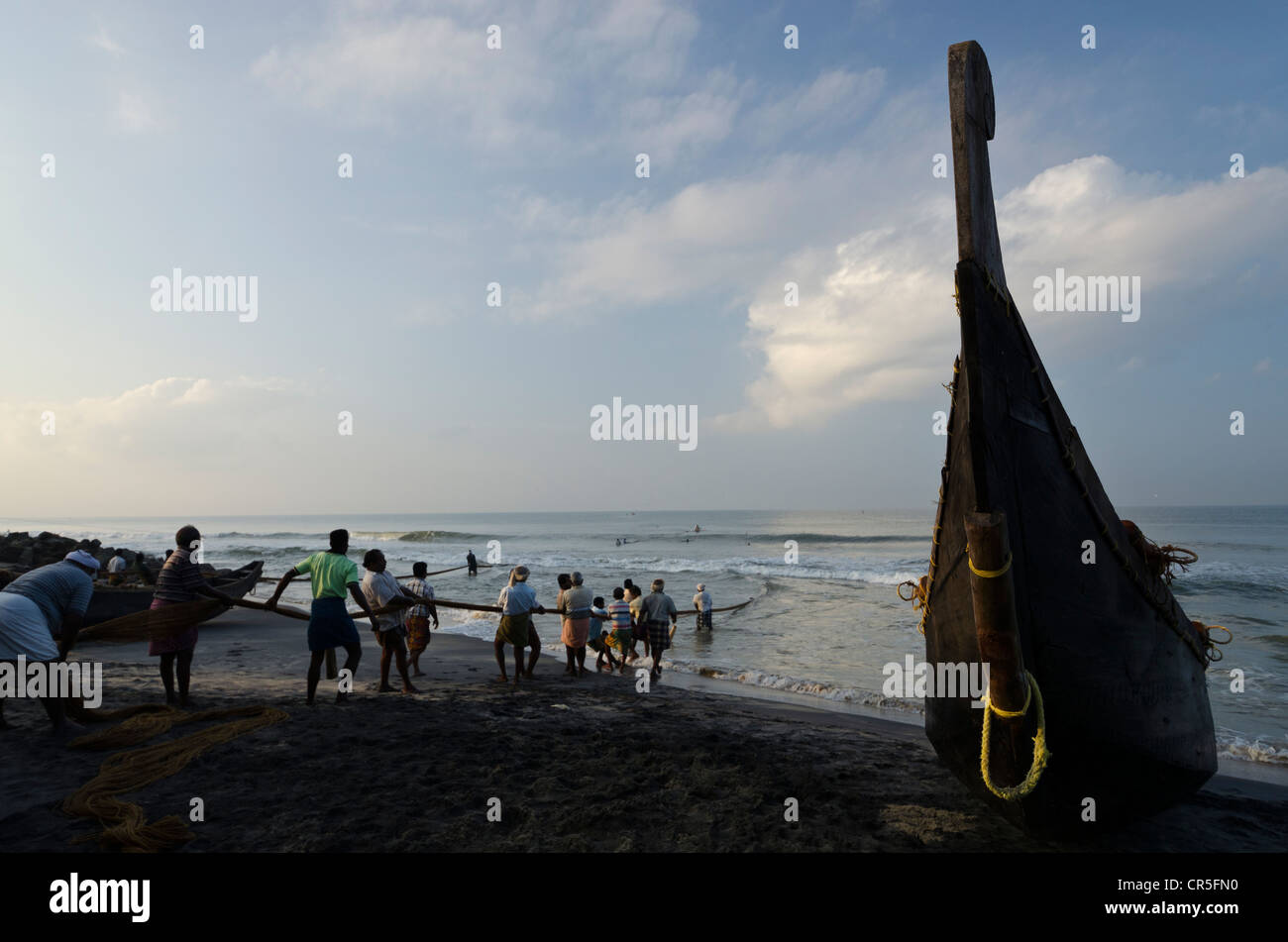 Fischern, die die traditionelle Art und Weise, in einem kleinen Dorf an der Küste rund um Varkala, Kerala, Indien, Asien Stockfoto