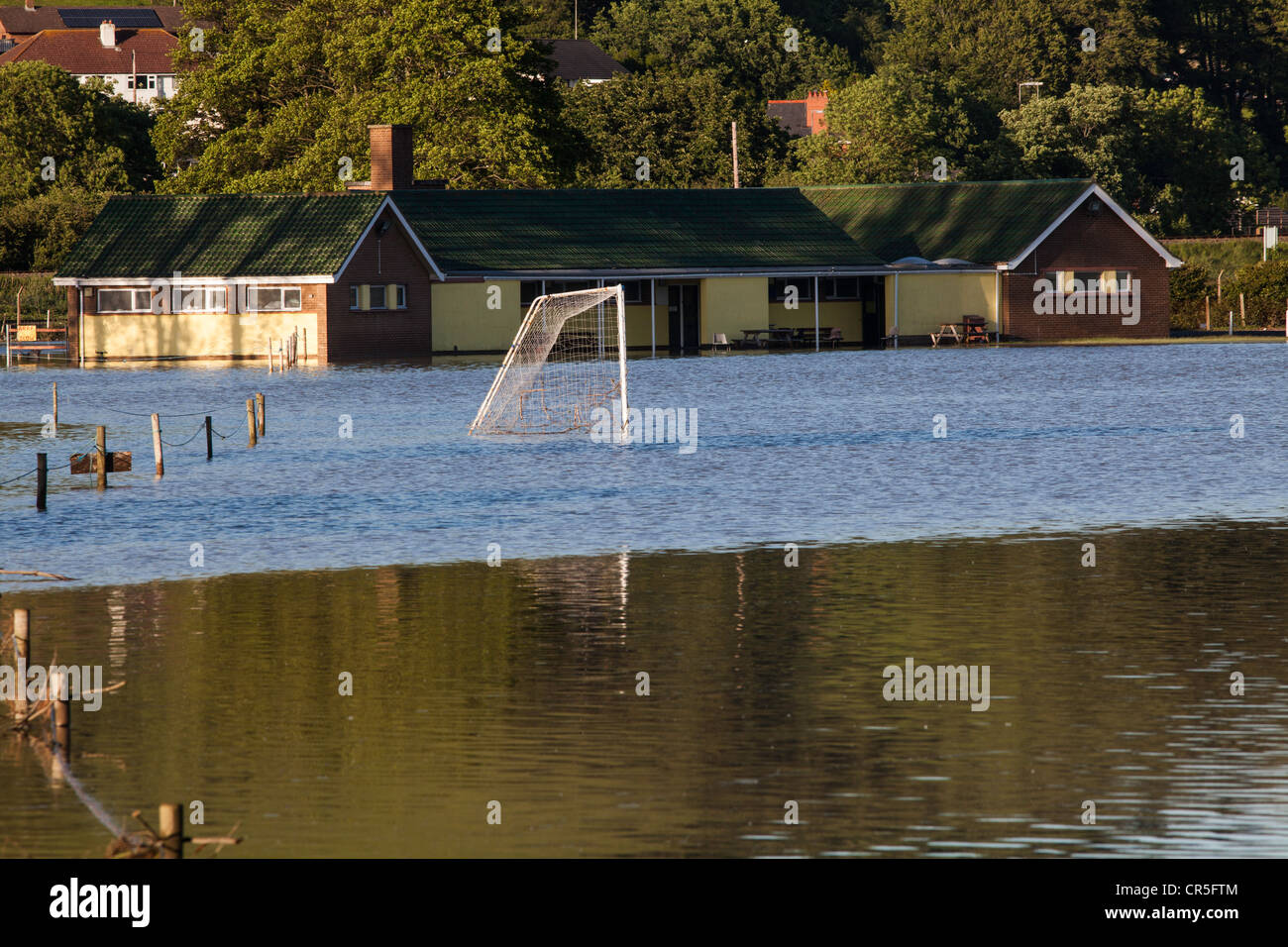 Ein überflutet Sportplatz in Aberystwyth, Wales, nach starkem Regen. Stockfoto