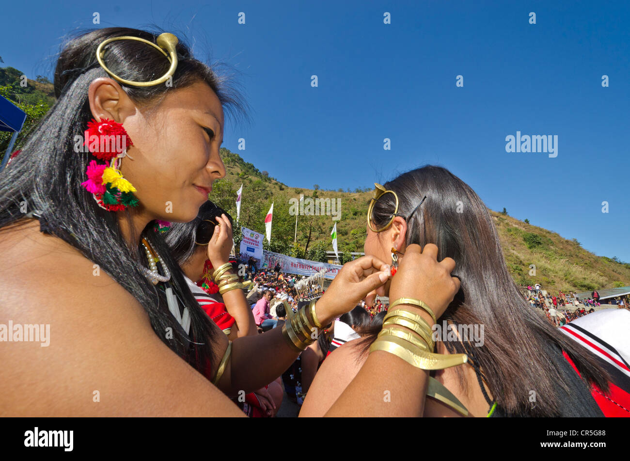 Stammes-Leute auf dem jährlichen Hornbill Festival in Kohima, Indien, Asien Stockfoto