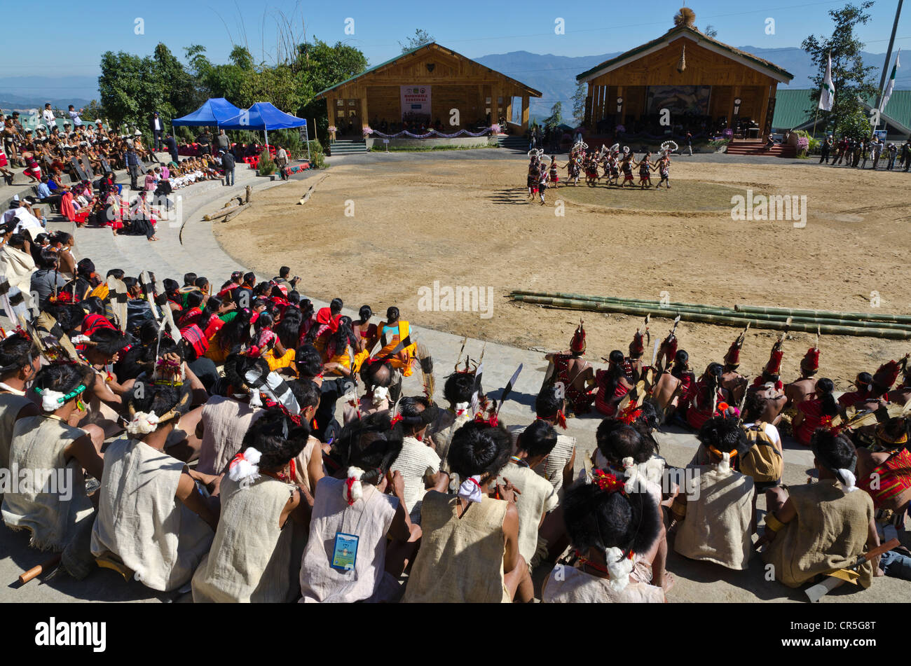 Die Stämme von Nagaland sind ihre Bräuche und Tänze auf dem großen Ausstellungsgelände des Hornbill Festival, Nagaland, Indien anzeigen. Stockfoto