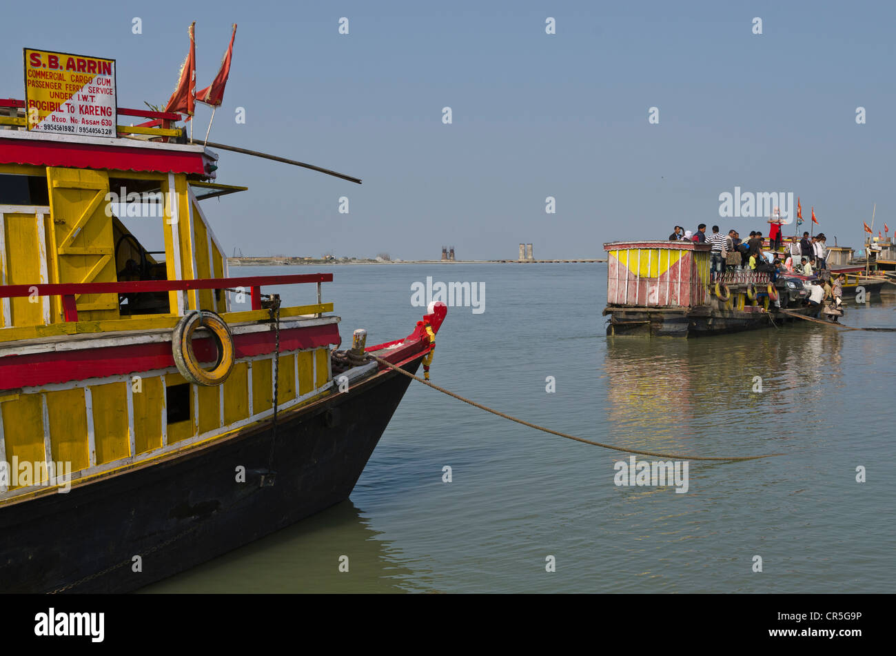 Fähren, warten auf Kunden nachzutun Brahmaputra Fluss, Ghat, Assam, Indien, Asien Stockfoto