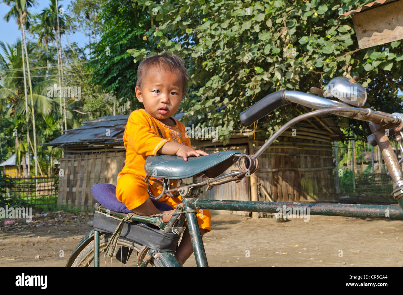 Kleiner Junge sitzt auf einem Fahrrad, Moran, Assam, Indien, Asien Stockfoto