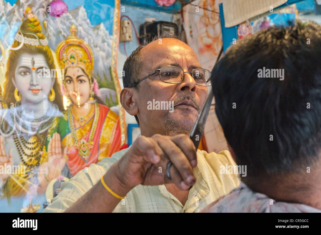 Friseur arbeitet in seinem Shop auf dem Markt in entlang, Arunachal Pradesh, Indien, Asien Stockfoto