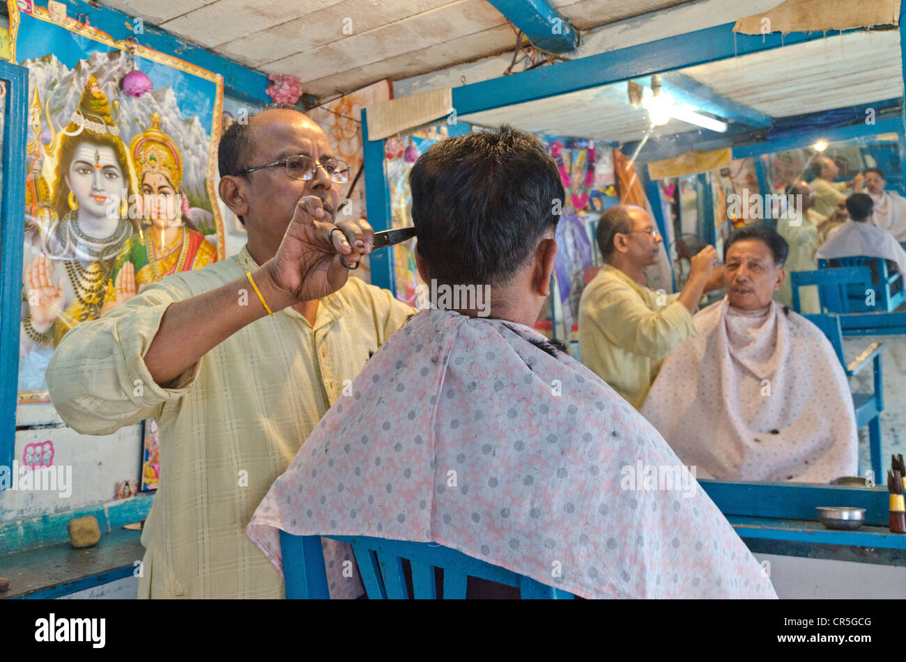 Friseur arbeitet in seinem Shop auf dem Markt in entlang, Arunachal Pradesh, Indien, Asien Stockfoto