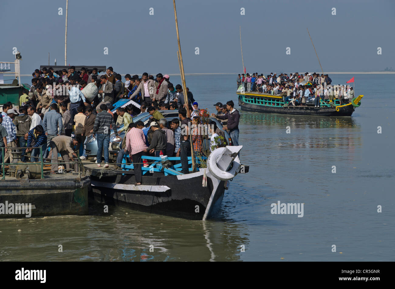 Rustikale Fähren am Jorhat nehmen mehr als eine Stunde, überqueren die mächtigen Fluss Brahmaputra, Indien, Asien Stockfoto