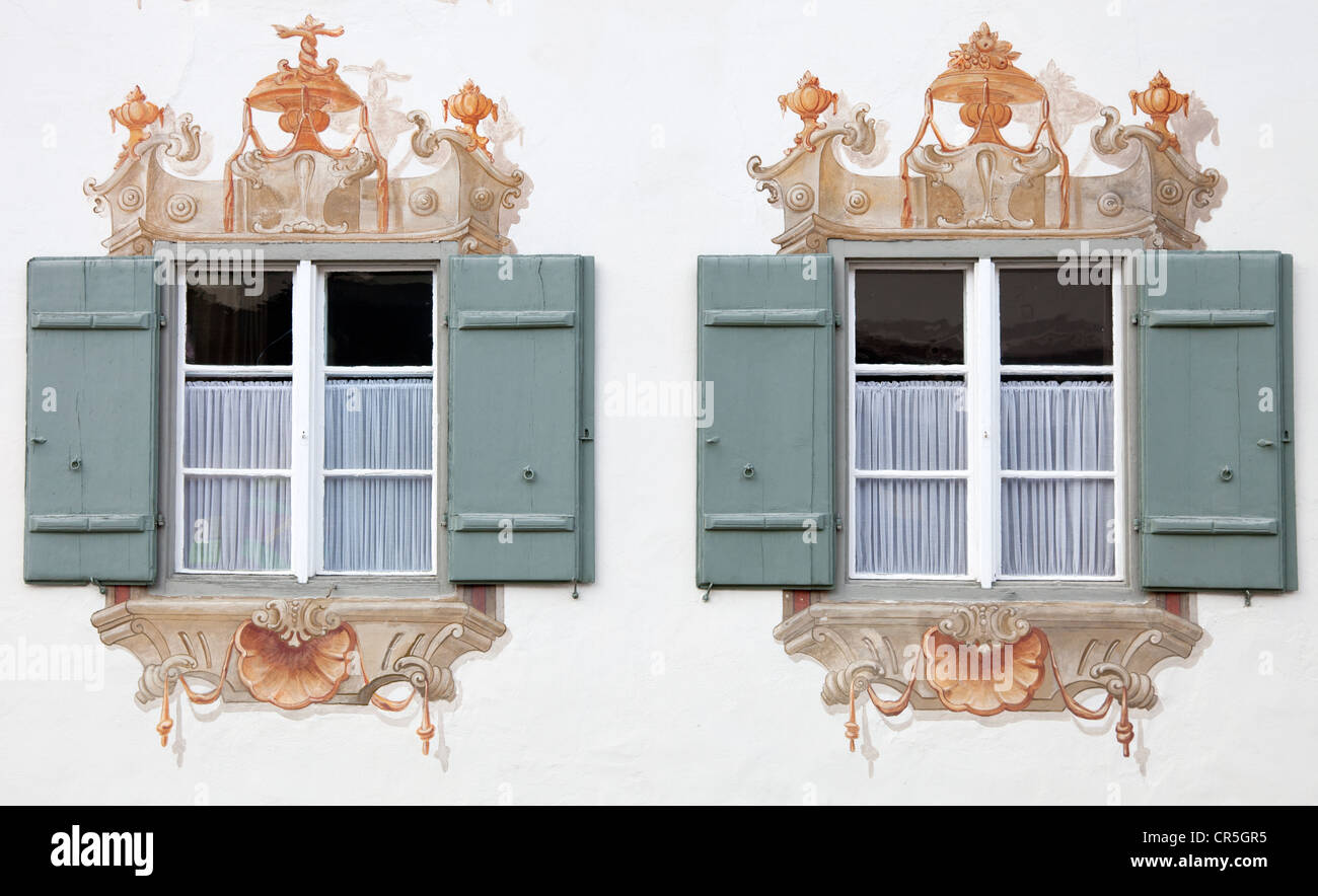 Eine attraktive Fenster mit Fensterläden in Trompe l ' œil-Stil gemalt. Aufnahme in Oberammergau, Deutschland Stockfoto