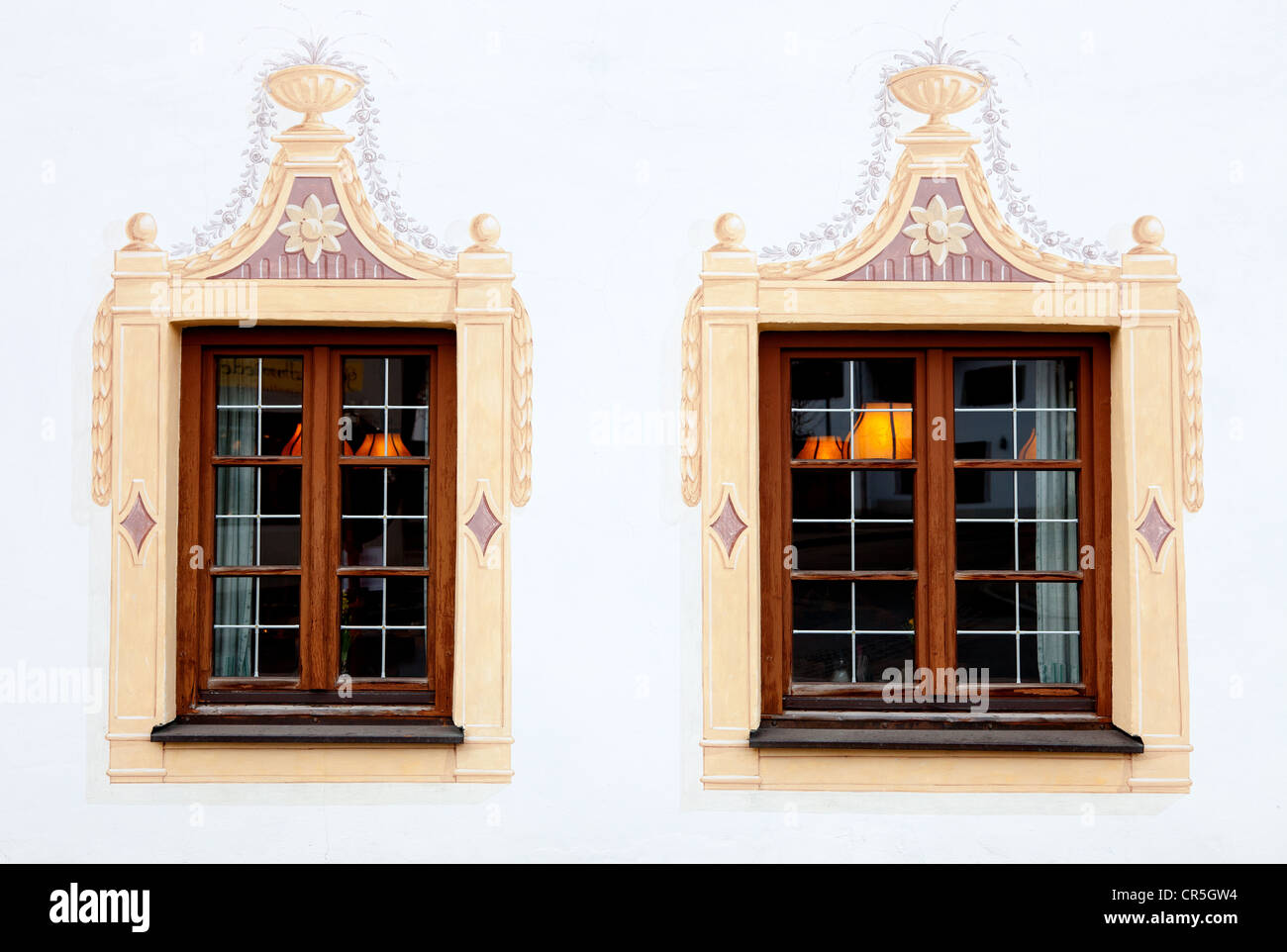 Ein attraktives Gebäude in Trompe l ' œil-Stil gemalt. Aufnahme in Oberammergau, Deutschland Stockfoto