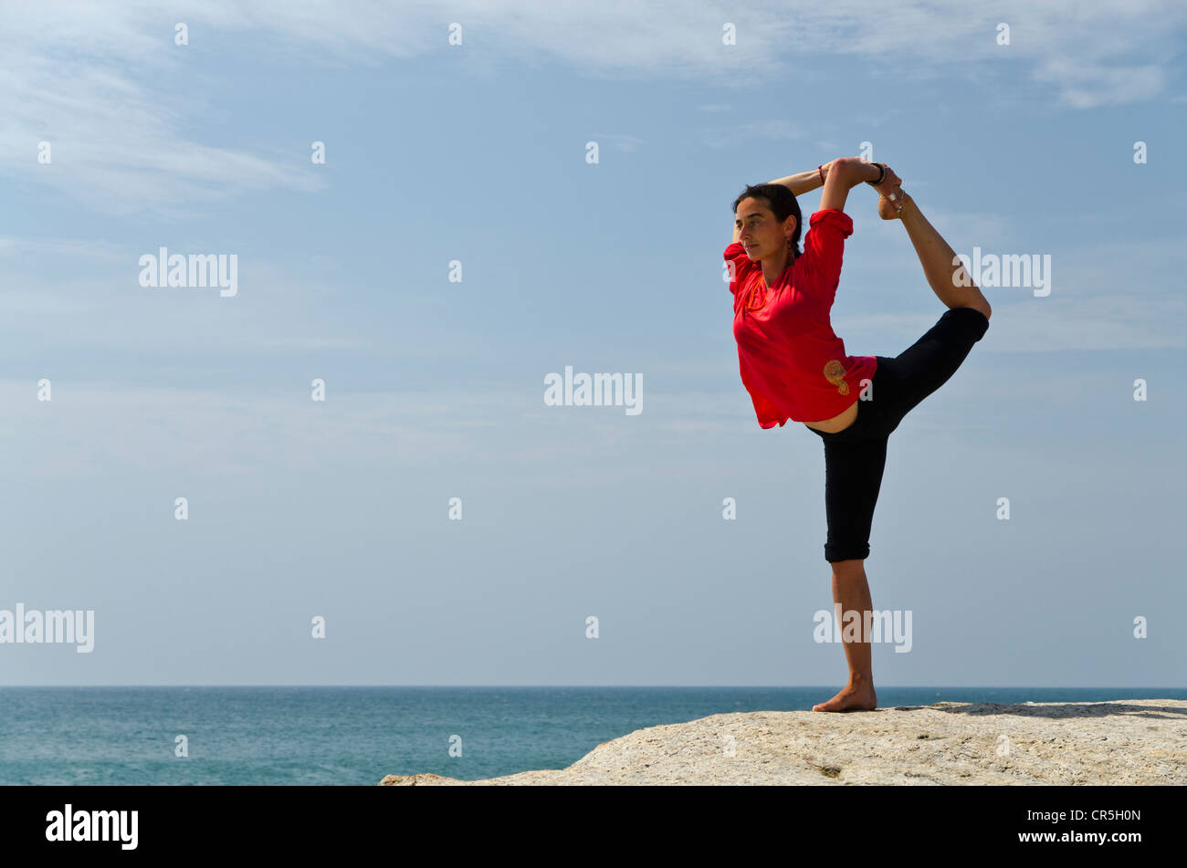 Frau in einem Yoga-position, Natarajasana, direkt am Meer in Kanyakumari, Tamil Nadu, Indien, Asien Stockfoto