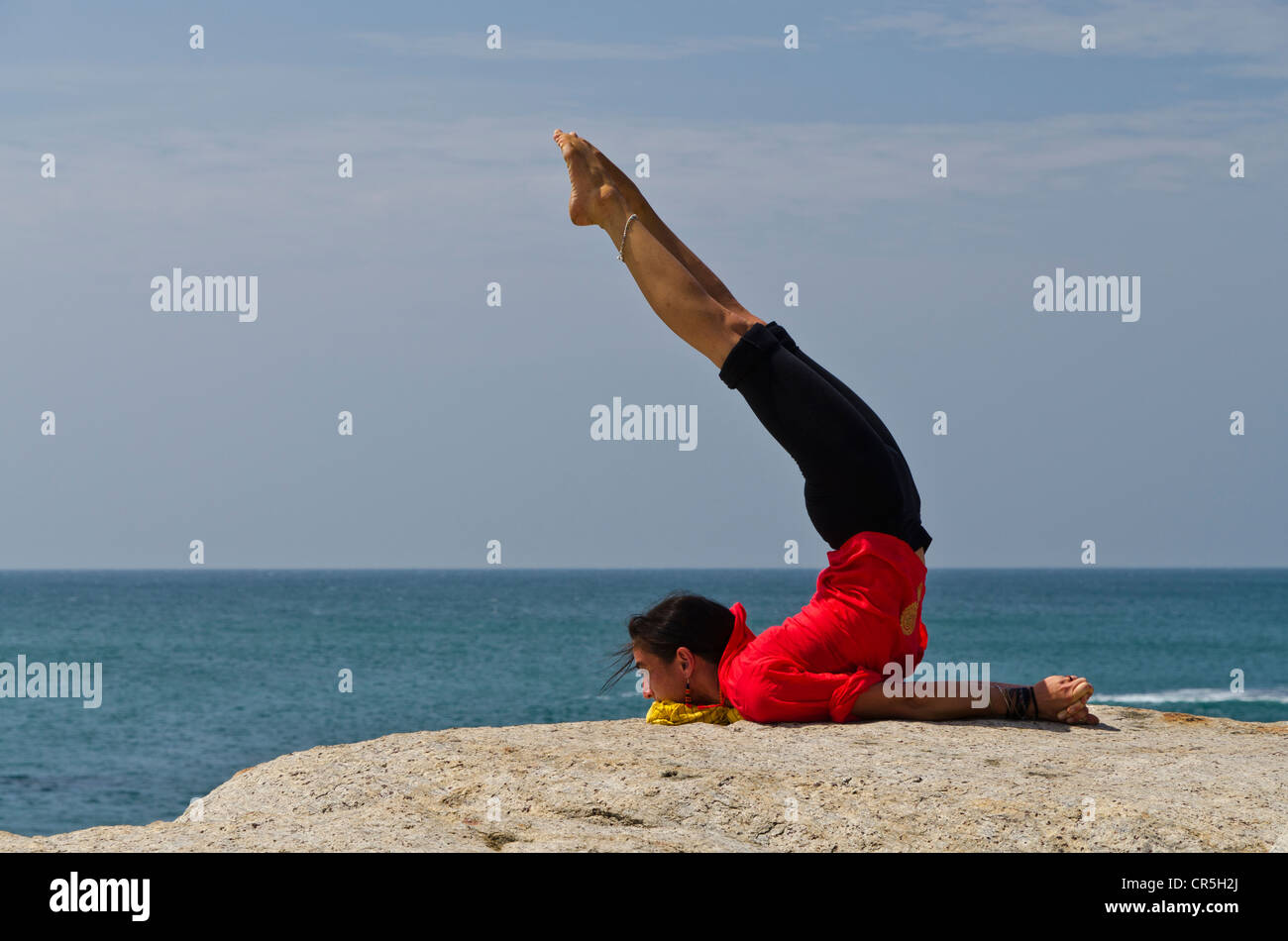 Frau in einem Yoga-position, Salabhasana, direkt am Meer in Kanyakumari, Tamil Nadu, Indien, Asien Stockfoto