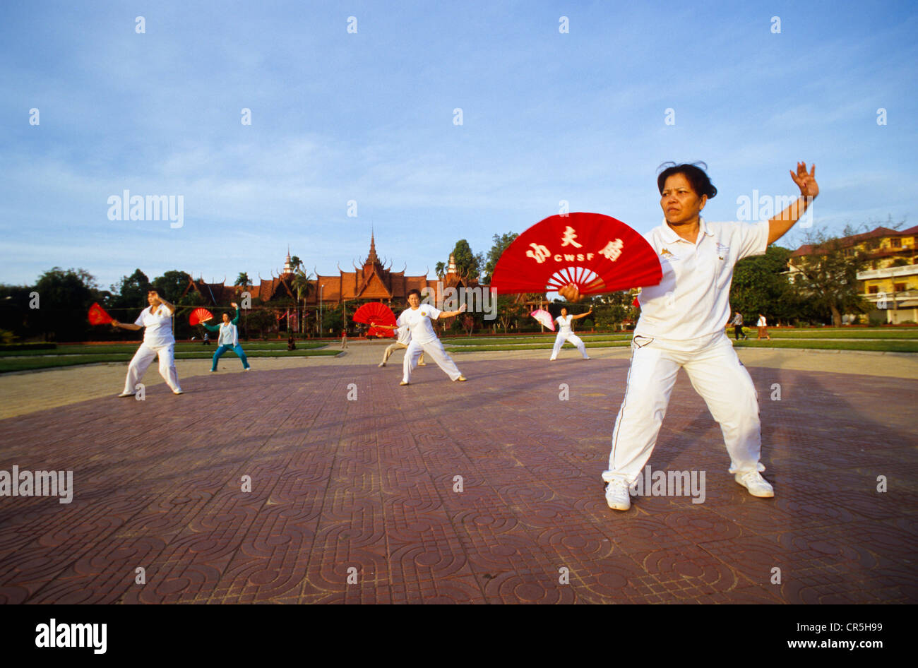 Menschen Sie praktizieren Tai Chi Start in den Tag in Pnom Penh, Kambodscha, Südost-Asien Stockfoto