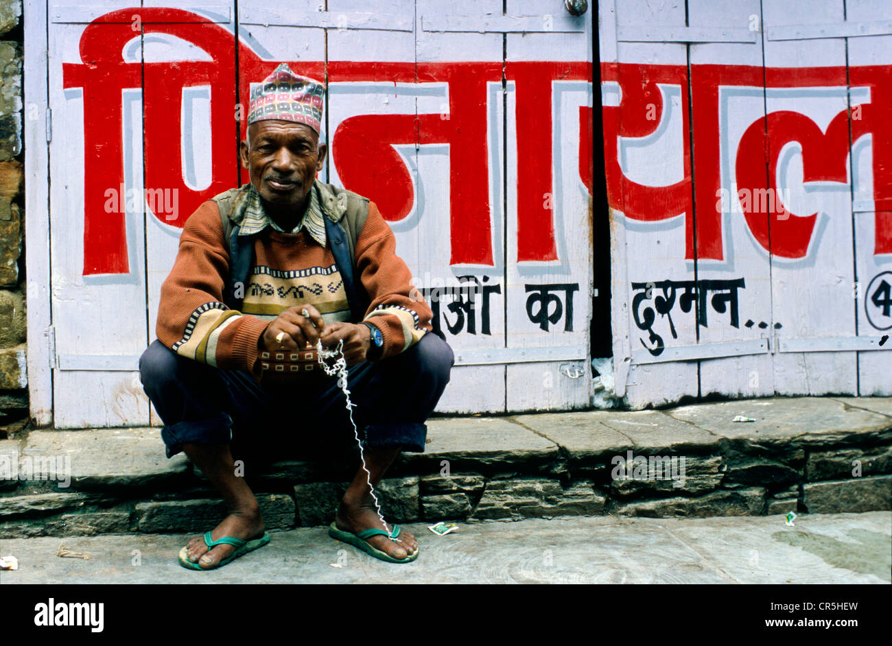 Mann sitzt auf dem Bürgersteig, Almora, Uttarakhand, ehemals Uttaranchal, Indien, Asien Stockfoto