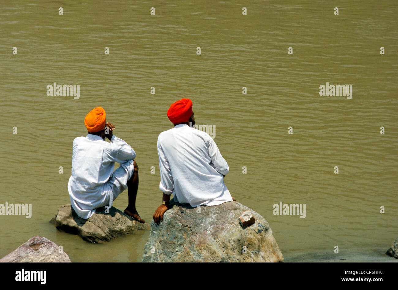 Zwei Sikh-Pilger sitzen am Ufer des Ganges in Rishikesh, Uttarakhand, ehemals Uttaranchal, Indien, Asien Stockfoto