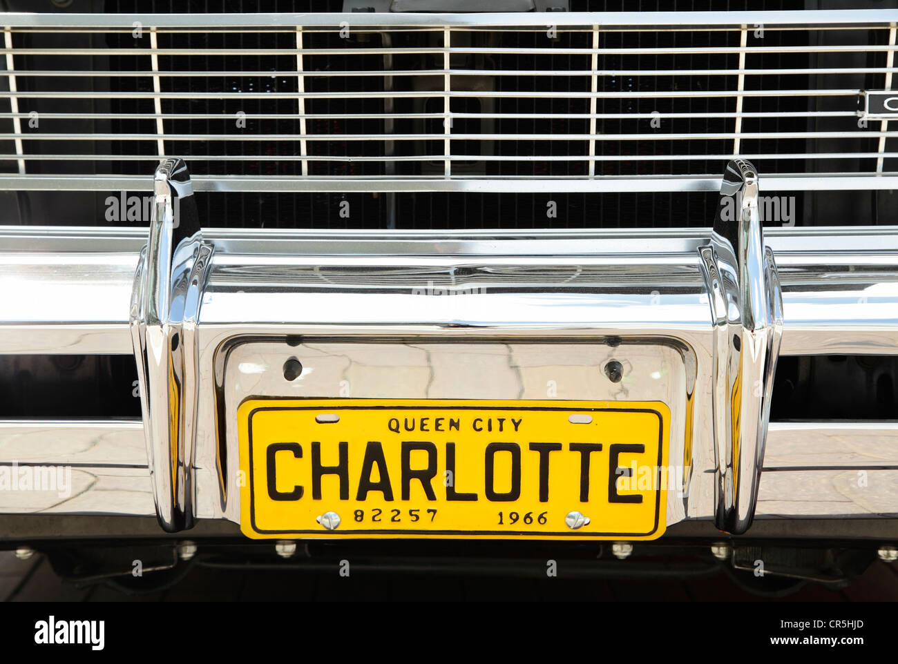 Eine 1966 Charlotte City Zahlen auf der vorderen Stoßstange eines Oldtimers in uptown Charlotte, North Carolina, USA Stockfoto