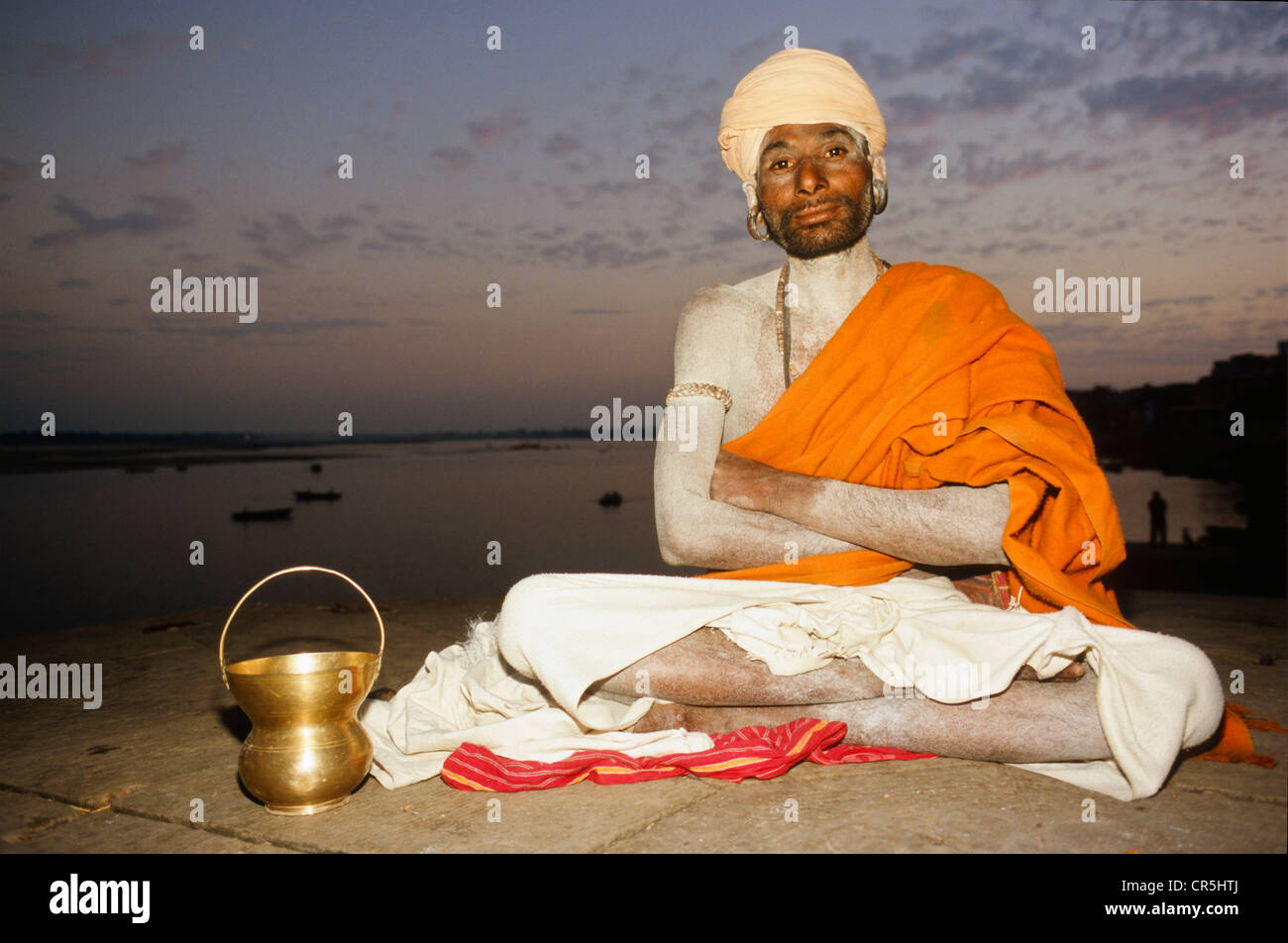 Shiva Sadhu sitzen an den Ghats von Varanasi, Uttar Pradesh, Indien, Asien Stockfoto