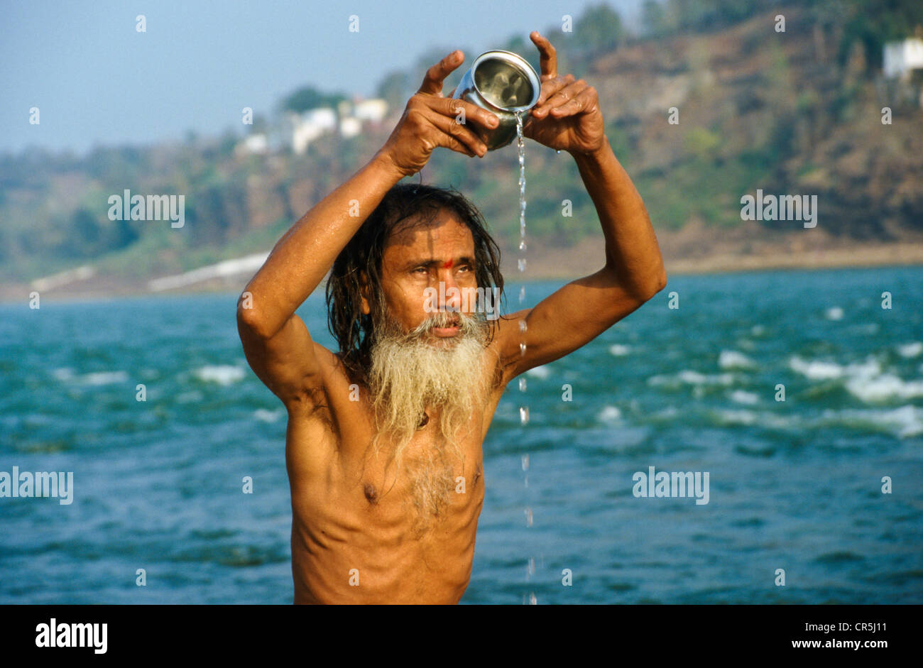 Pilger tun seine Wasch- und Zeremonie am Morgen an den heiligen Fluss Narmada, beten, Indien, Asien Stockfoto
