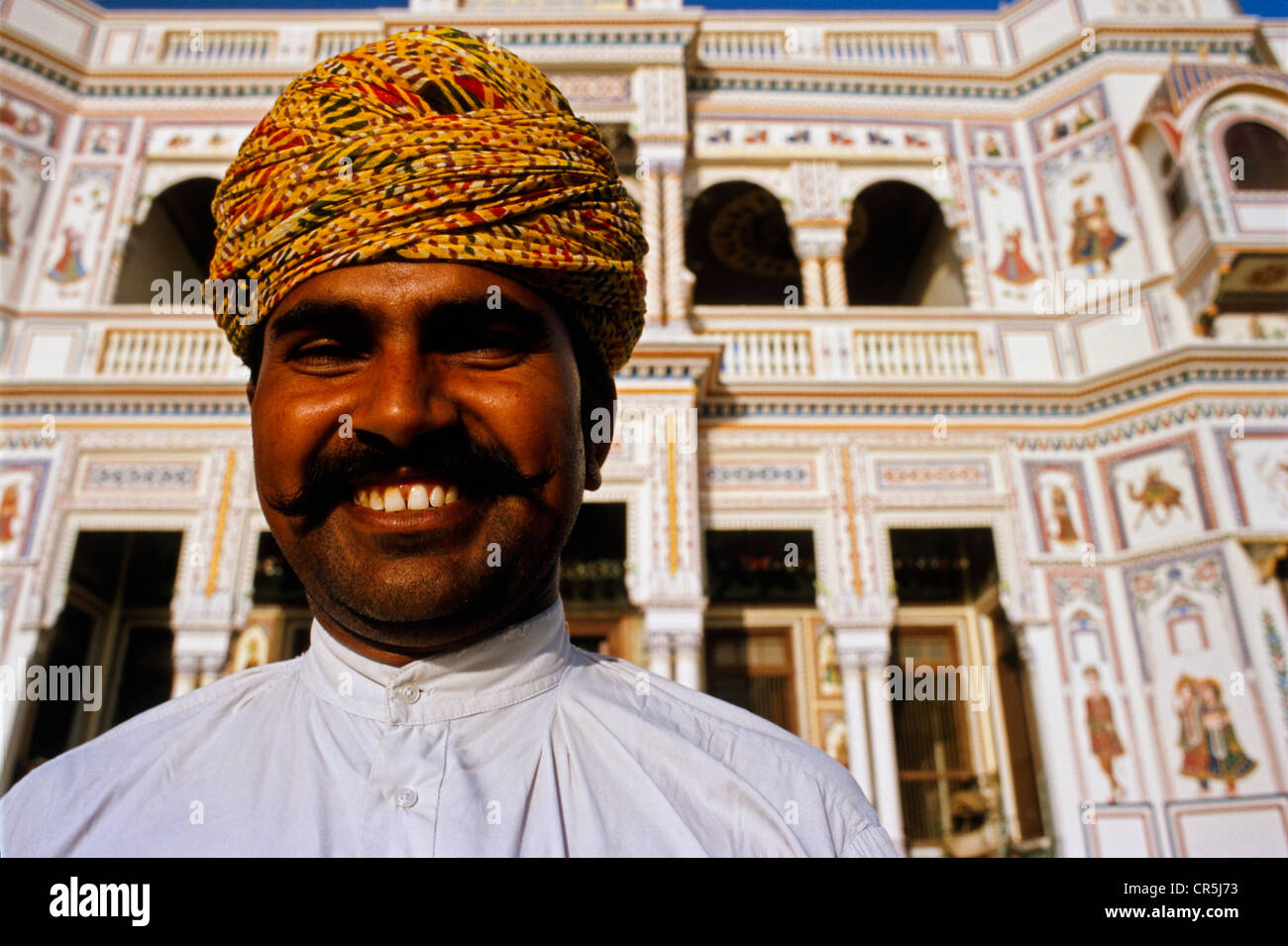 Indischer Mann vor einem Haveli Shekhawati Region, Mandava, Rajasthan, Indien, Asien Stockfoto