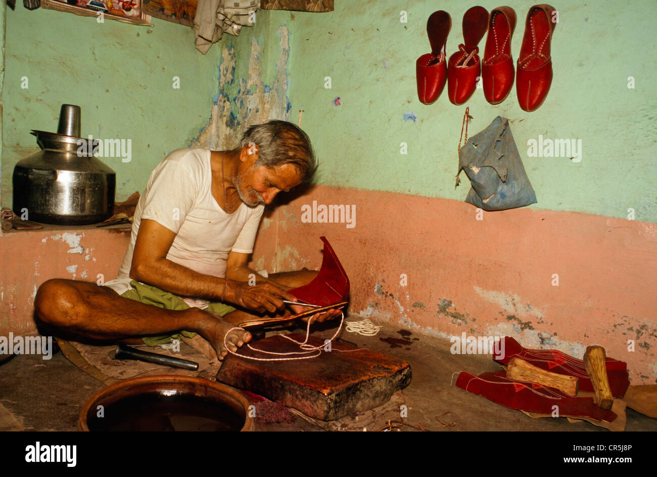 Mann, der die traditionelle Rajasthani Schuhe, Jaisalmer, Rajasthan, Indien, Asien Stockfoto