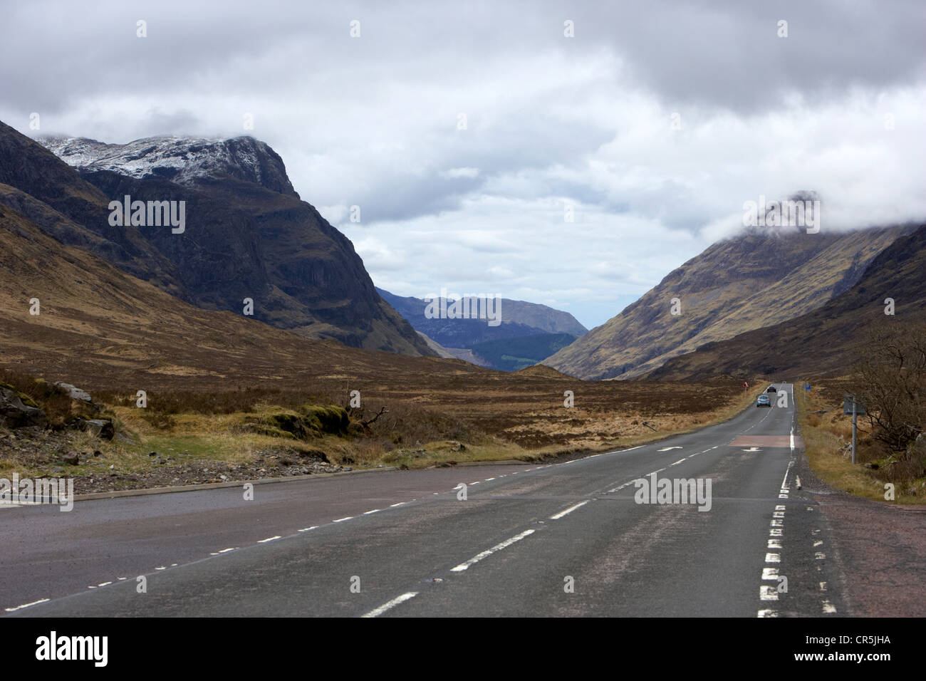 Straße von Rannoch Moor führt nach Fort William über Glencoe in den Highlands von Schottland mit Schnee bedeckten Bergen kommend Stockfoto