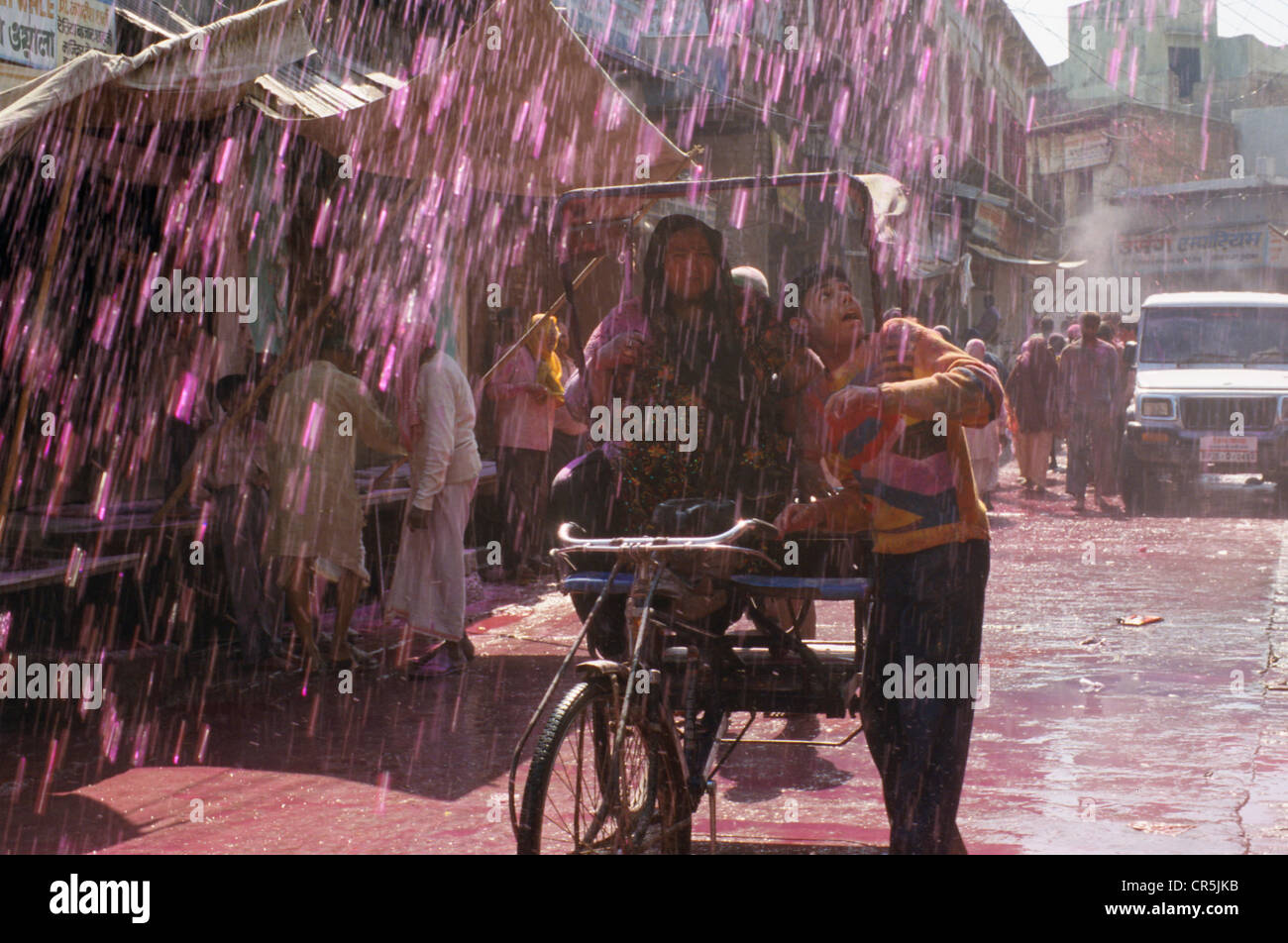 Besucher des Holi Festival, besprüht mit Farbe Pulver und Wasser, cannot, Uttar Pradesh, Indien, Asien Stockfoto