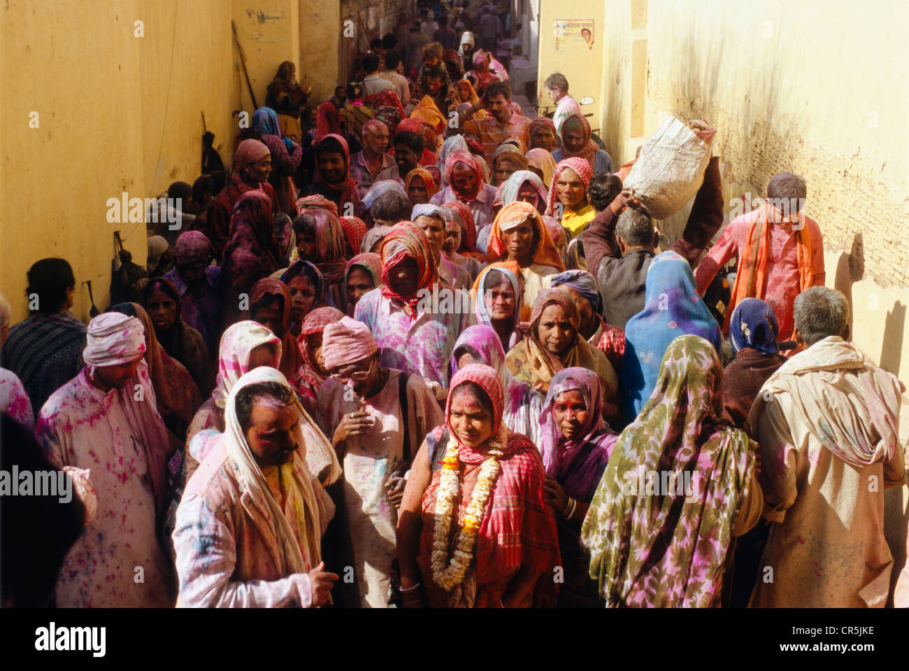 Besucher des Holi Festival, besprüht mit Farbe Pulver und Wasser, cannot, Uttar Pradesh, Indien, Asien Stockfoto