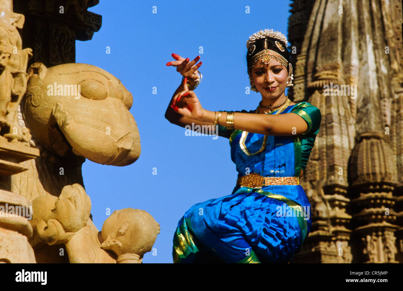 Odissi Tänzer posieren vor der Khajuraho Tempel, Khajuraho, Madhya Pradesh, Indien, Asien Stockfoto