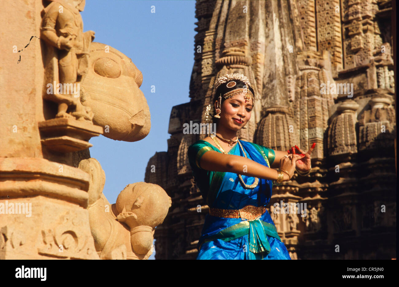 Odissi Tänzer posieren vor der Khajuraho Tempel, Khajuraho, Madhya Pradesh, Indien, Asien Stockfoto