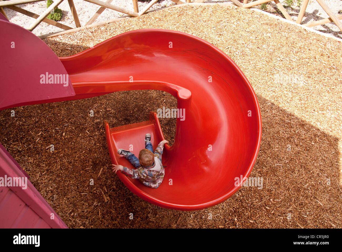 Rote Kinderrutsche am Wald Familie Freizeitpark, Totnes, Devon, England, Vereinigtes Königreich. Stockfoto