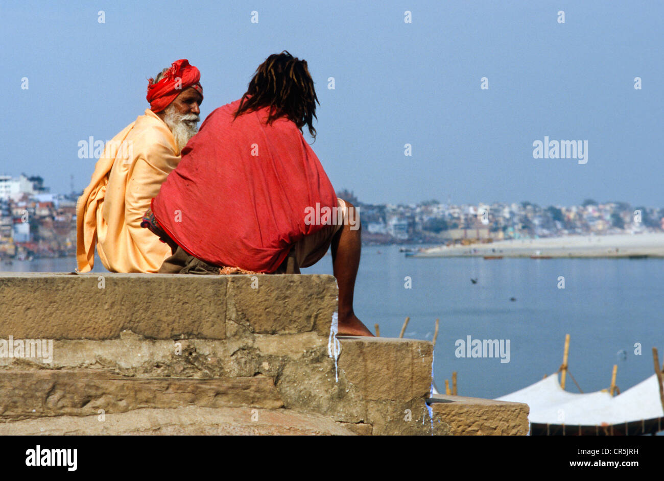Zwei Sadhus sitzen an den Ghats von Varanasi, Uttar Pradesh, Indien, Asien Stockfoto