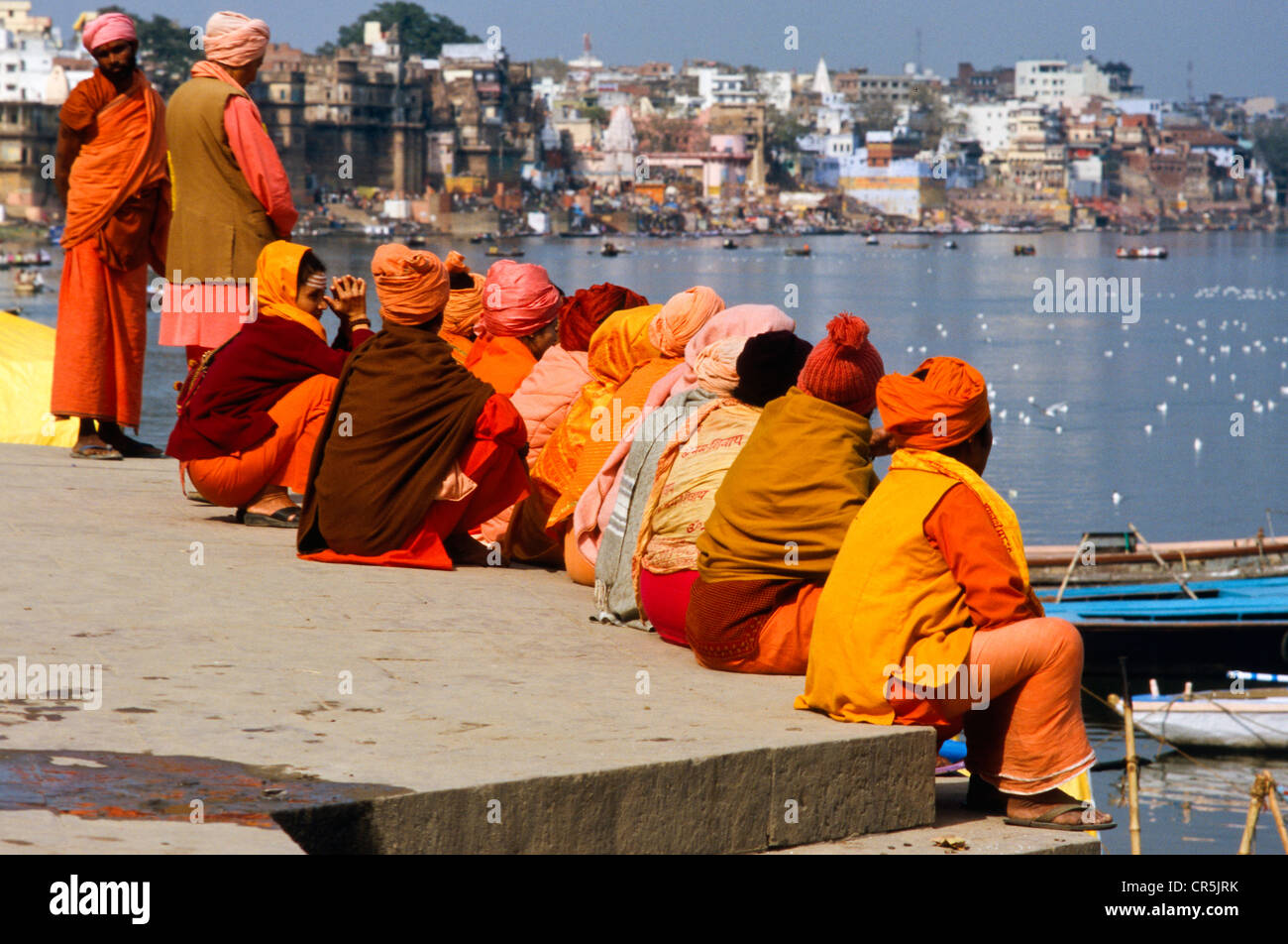 Gruppe von Sadhus und Sadhvis sitzen an den Ghats von Varanasi, Uttar Pradesh, Indien, Asien Stockfoto