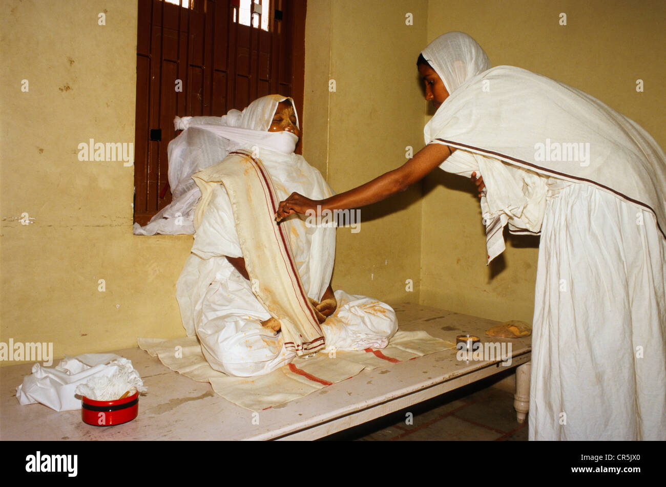 Verstoben Jain Nonne Lügen im Zustand um Abschied in ihrem Zimmer, Palitana, Gujarat, Indien, Asien Stockfoto