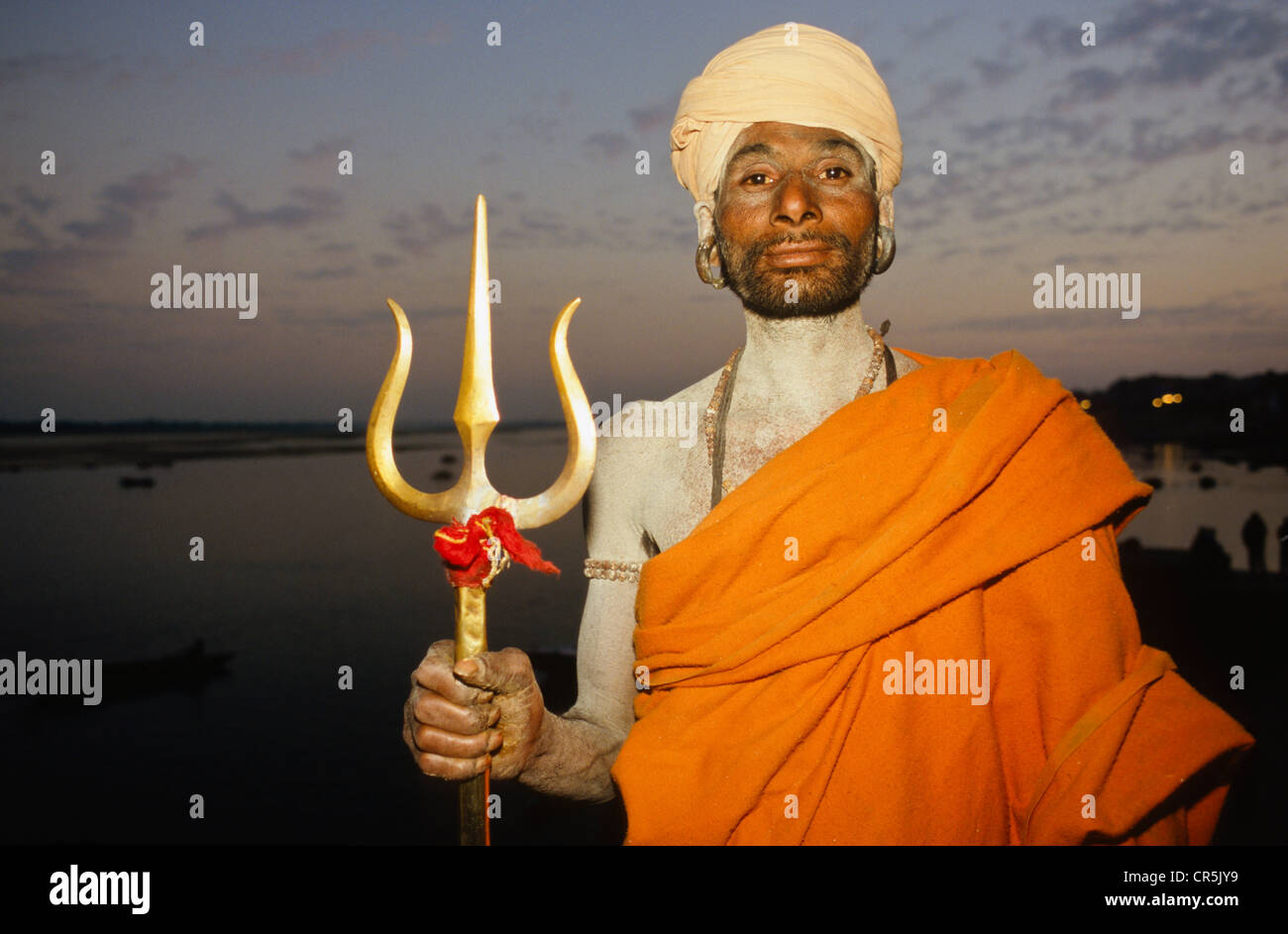 Shiva Sadhu sitzen an den Ghats von Varanasi, Uttar Pradesh, Indien, Asien Stockfoto