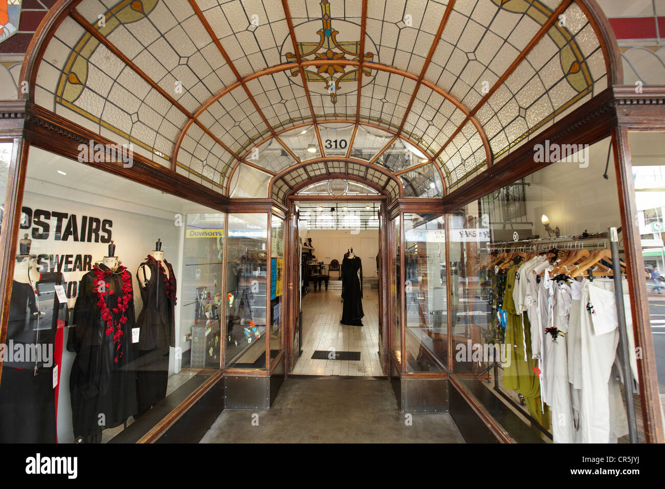Eingang zum Plume Mode Boutique, George Street, Dunedin, Südinsel, Neuseeland Stockfoto