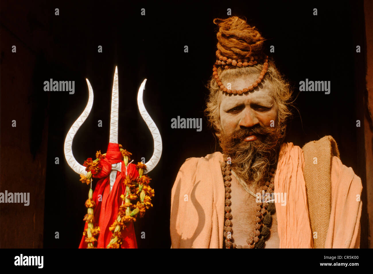 Shiva Sadhu mit Trishul, das Symbol der Dreieinigkeit von Brahma, Vishnu und Shiva, Varanasi, Uttar Pradesh, Indien, Asien Stockfoto