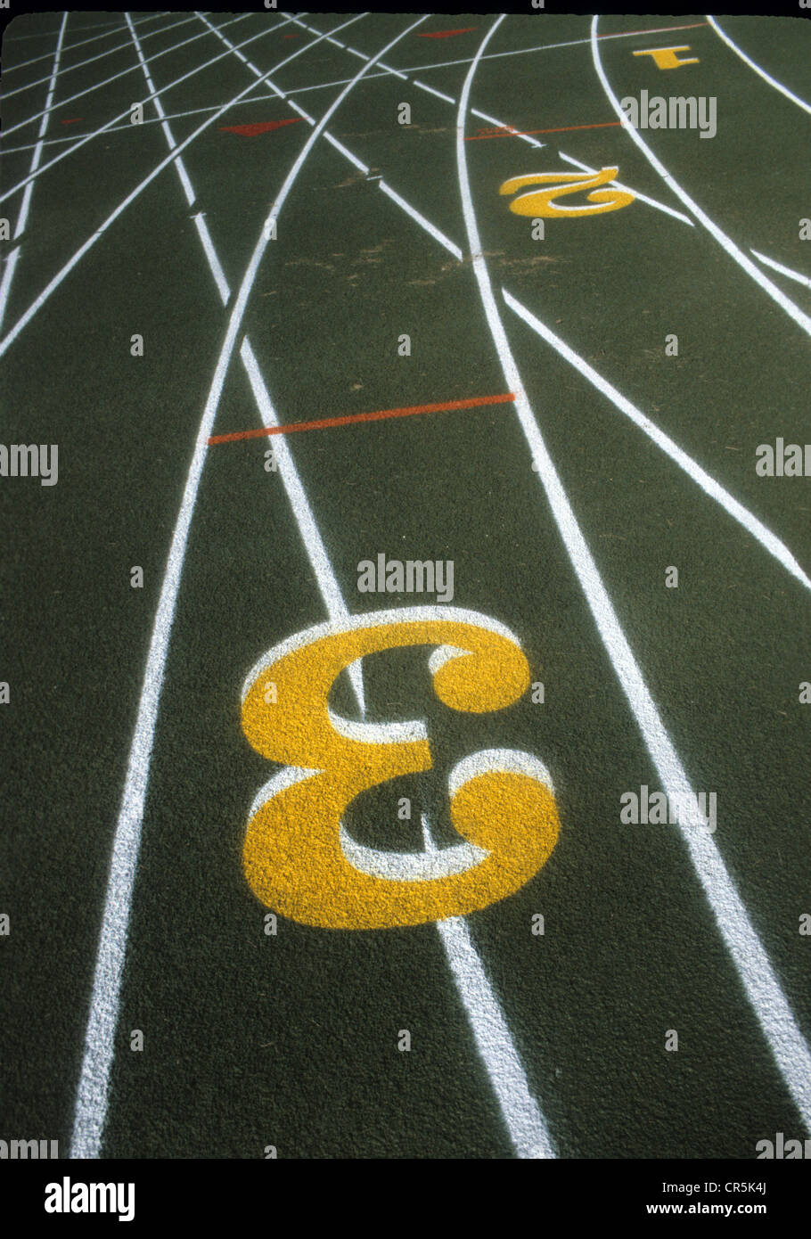 Eins, zwei, drei Laufstrecken biegen um die Ecke an der George Mason University in Falls Church, Virginia, Sommer 1998 Stockfoto